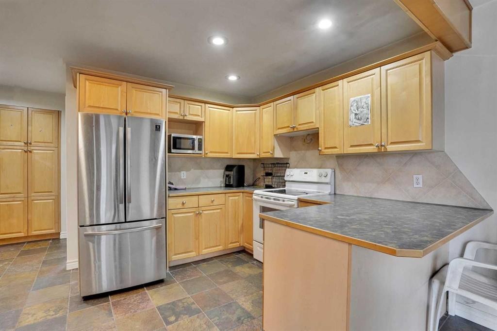 1468 Renfrew Drive Ne, Calgary, AB - Indoor Photo Showing Kitchen