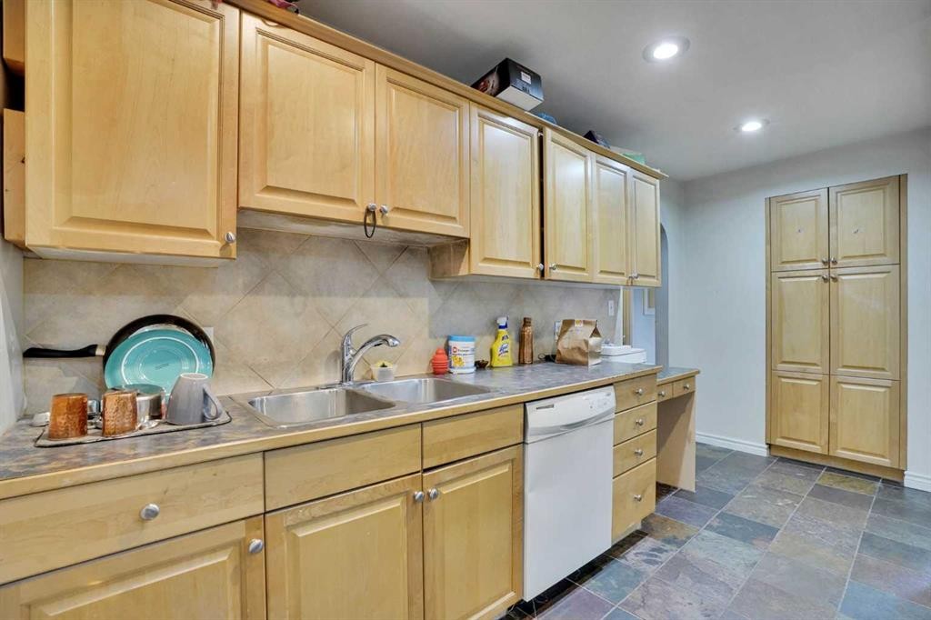 1468 Renfrew Drive Ne, Calgary, AB - Indoor Photo Showing Kitchen With Double Sink