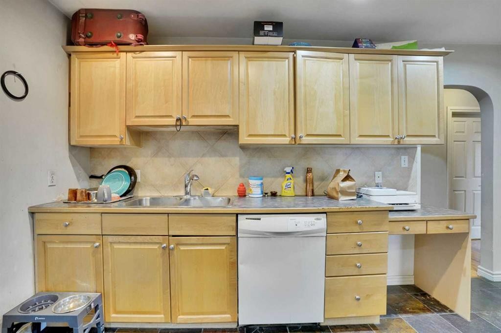 1468 Renfrew Drive Ne, Calgary, AB - Indoor Photo Showing Kitchen With Double Sink