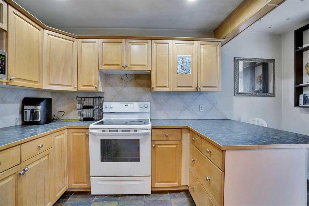 1468 Renfrew Drive Ne, Calgary, AB - Indoor Photo Showing Kitchen