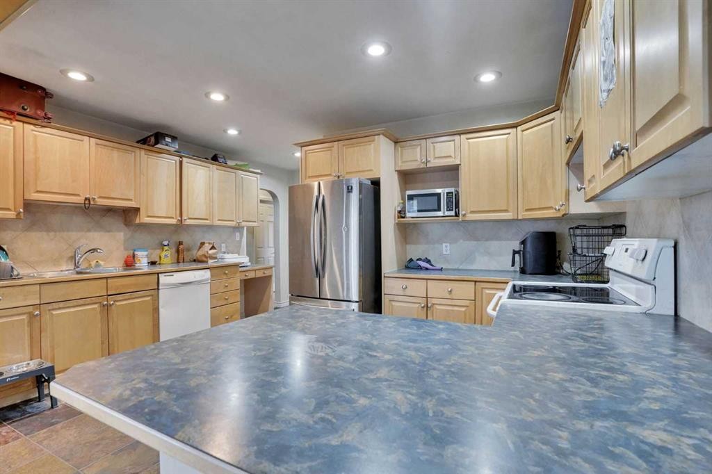 1468 Renfrew Drive Ne, Calgary, AB - Indoor Photo Showing Kitchen With Double Sink