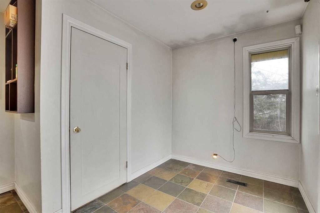 1468 Renfrew Drive Ne, Calgary, AB - Indoor Photo Showing Other Room