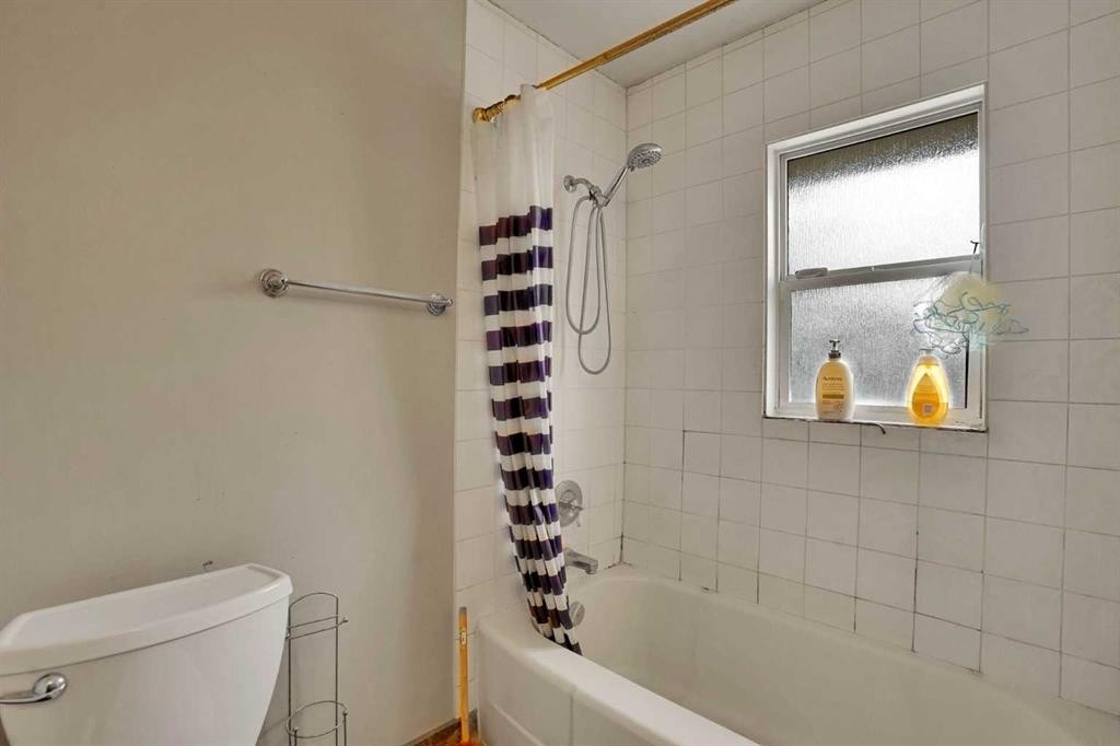 1468 Renfrew Drive Ne, Calgary, AB - Indoor Photo Showing Bathroom