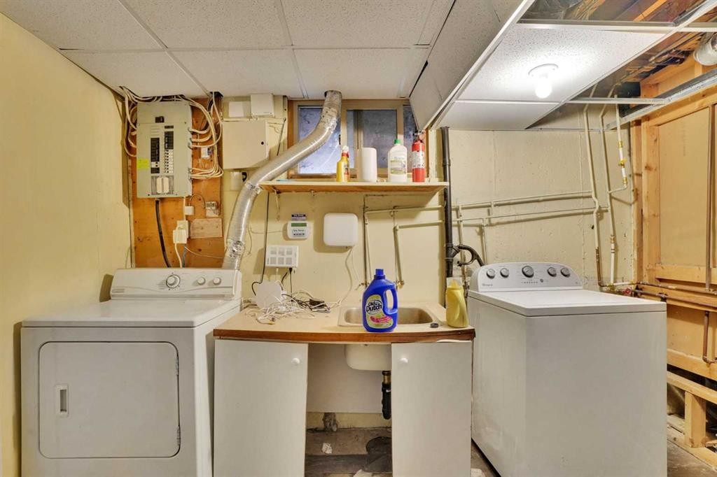 1468 Renfrew Drive Ne, Calgary, AB - Indoor Photo Showing Laundry Room
