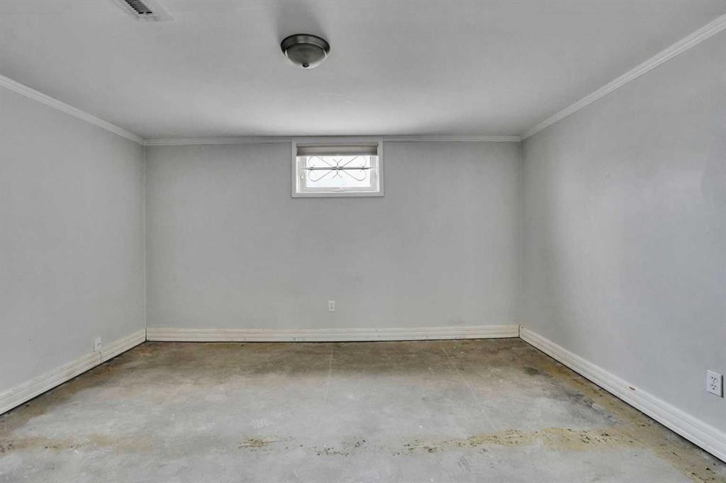 1468 Renfrew Drive Ne, Calgary, AB - Indoor Photo Showing Other Room