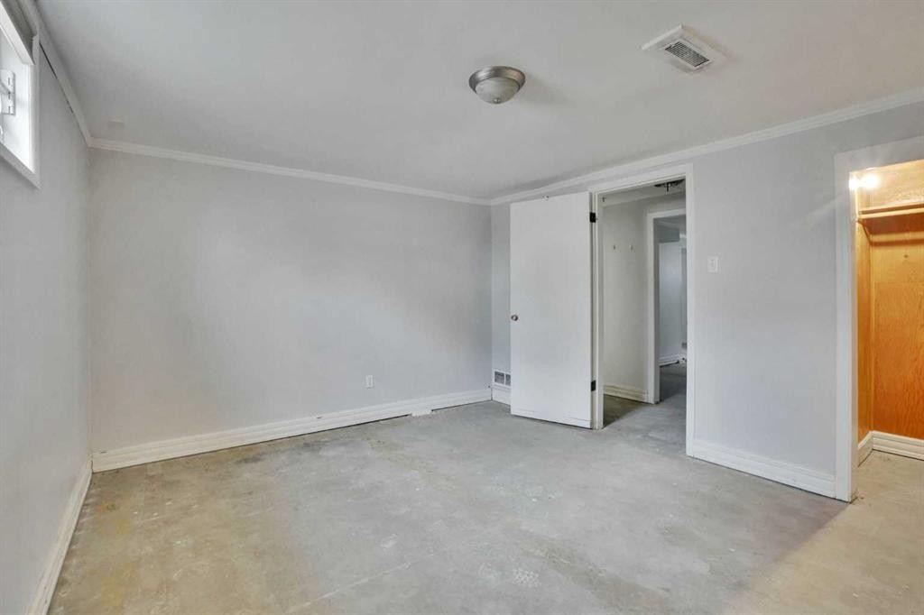 1468 Renfrew Drive Ne, Calgary, AB - Indoor Photo Showing Other Room