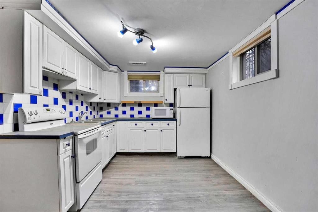 1468 Renfrew Drive Ne, Calgary, AB - Indoor Photo Showing Kitchen