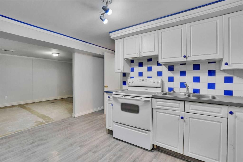 1468 Renfrew Drive Ne, Calgary, AB - Indoor Photo Showing Kitchen With Double Sink