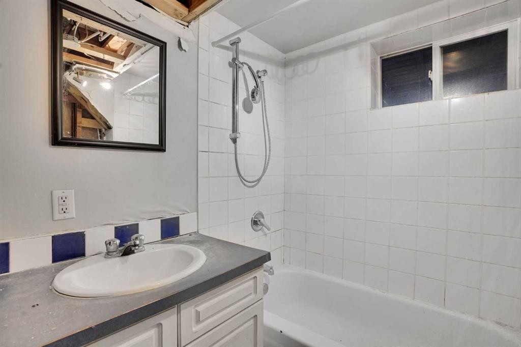 1468 Renfrew Drive Ne, Calgary, AB - Indoor Photo Showing Bathroom