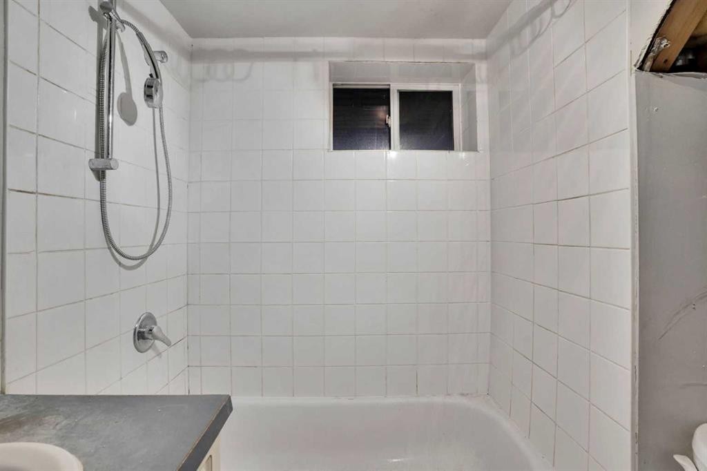 1468 Renfrew Drive Ne, Calgary, AB - Indoor Photo Showing Bathroom