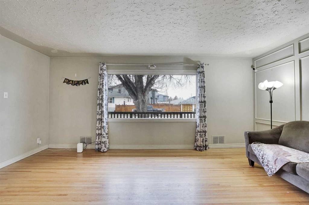 1468 Renfrew Drive Ne, Calgary, AB - Indoor