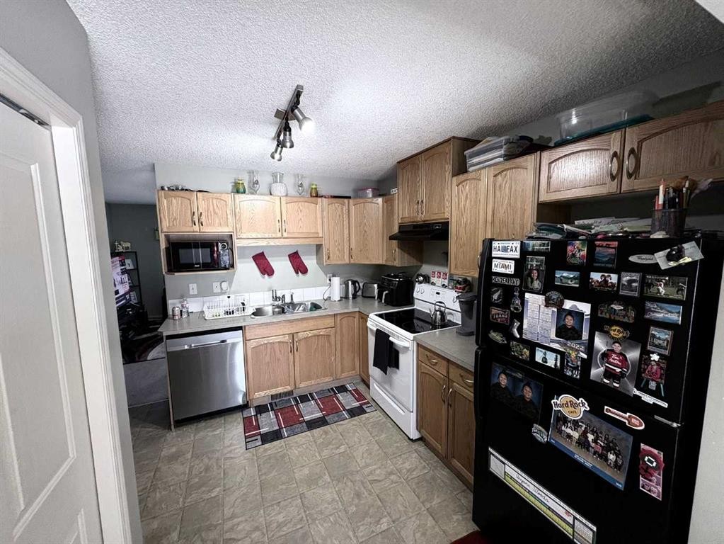 138 Saddlebrook Point Ne, Calgary, AB - Indoor Photo Showing Kitchen