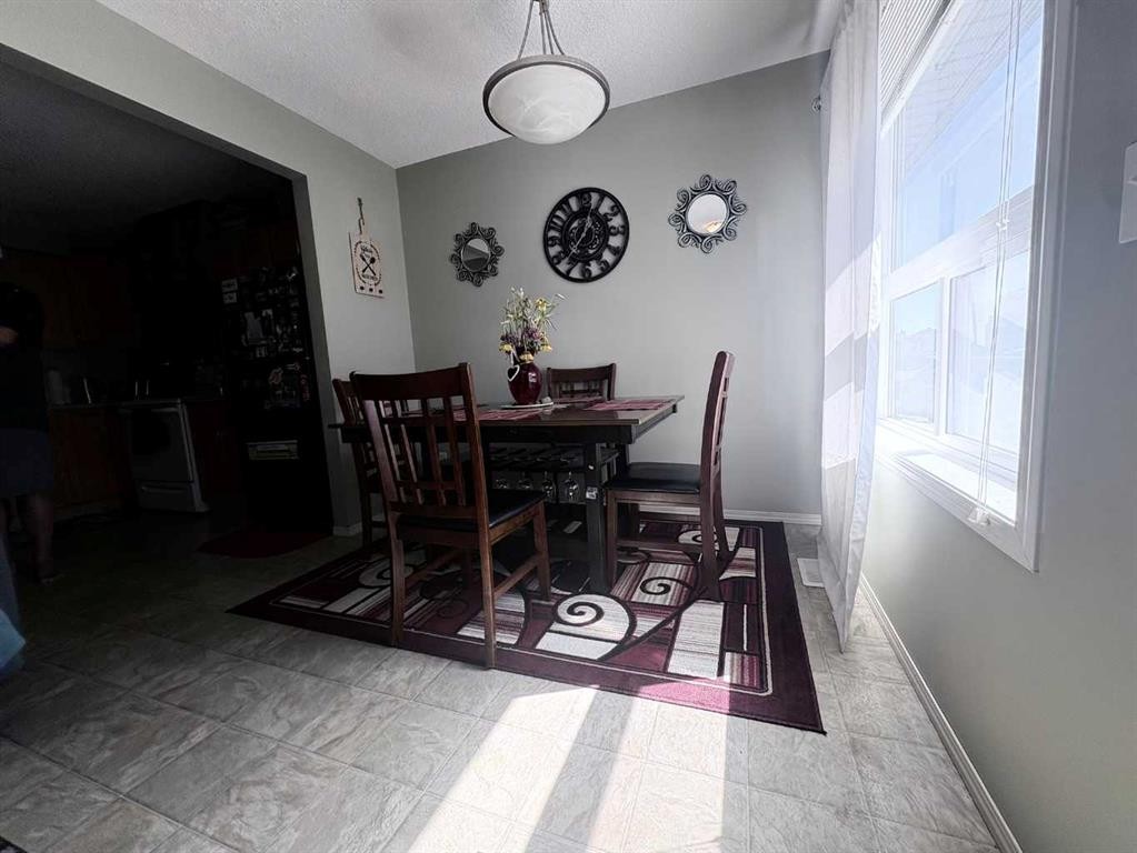 138 Saddlebrook Point Ne, Calgary, AB - Indoor Photo Showing Dining Room