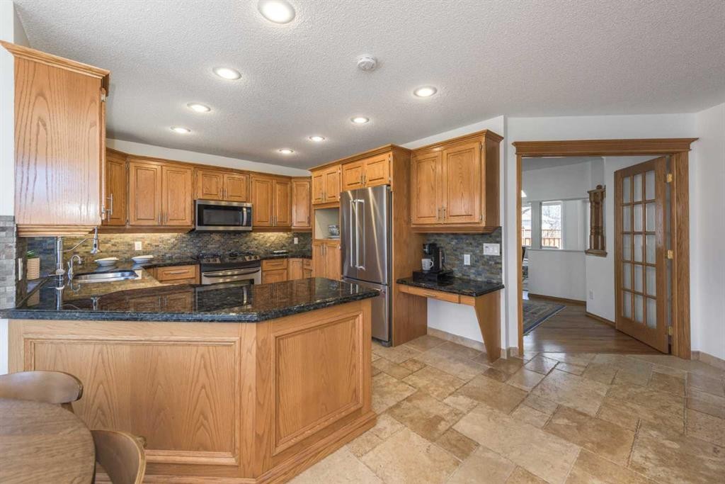 179 Scanlon Green Nw, Calgary, AB - Indoor Photo Showing Kitchen
