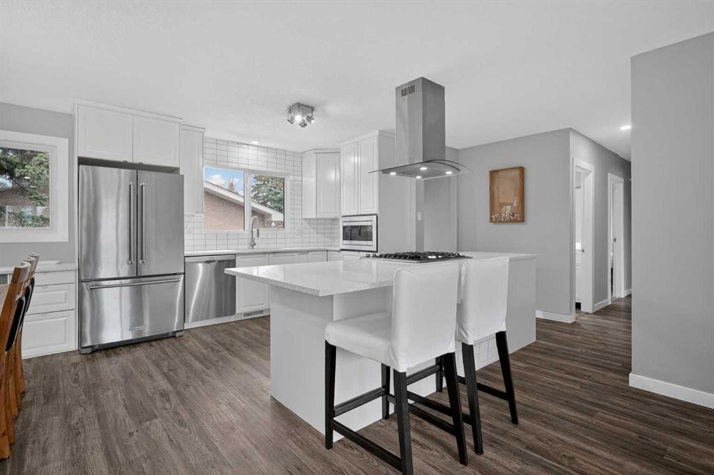 252 Allan Crescent Se, Calgary, AB - Indoor Photo Showing Kitchen With Upgraded Kitchen