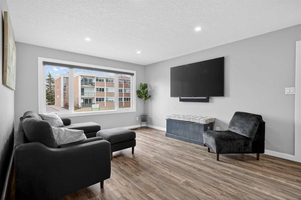 252 Allan Crescent Se, Calgary, AB - Indoor Photo Showing Living Room