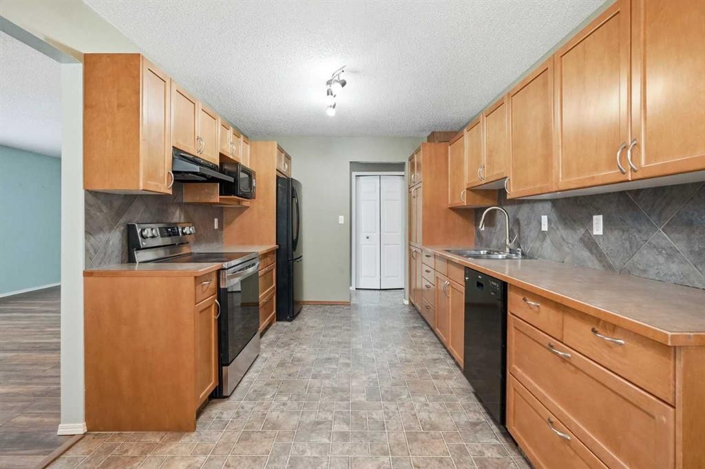138 Midcrest Crescent Se, Calgary, AB - Indoor Photo Showing Kitchen With Double Sink