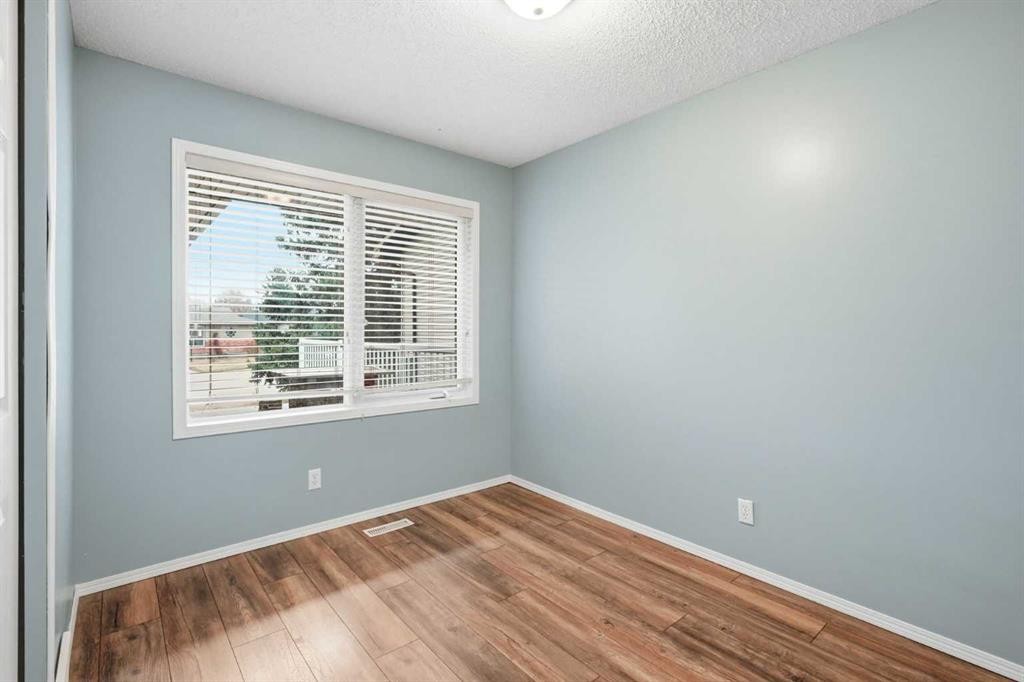 138 Midcrest Crescent Se, Calgary, AB - Indoor Photo Showing Other Room