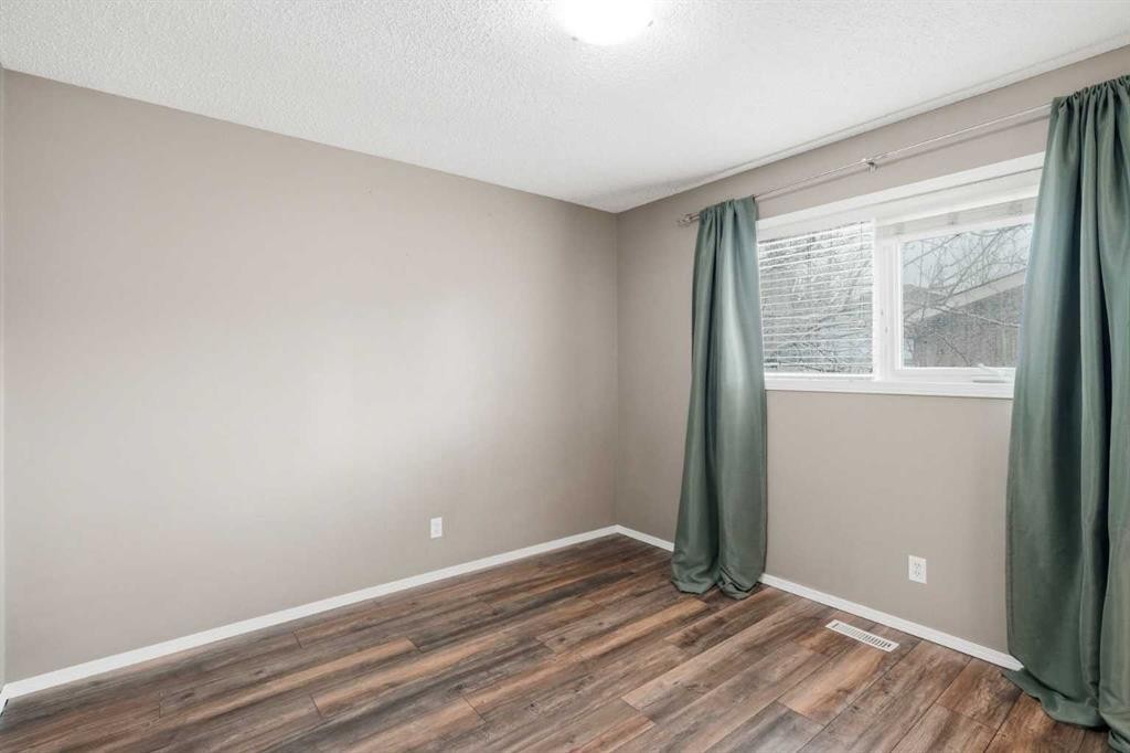 138 Midcrest Crescent Se, Calgary, AB - Indoor Photo Showing Other Room
