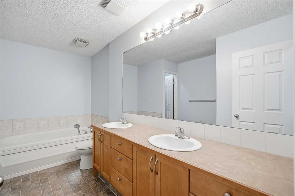 138 Midcrest Crescent Se, Calgary, AB - Indoor Photo Showing Bathroom