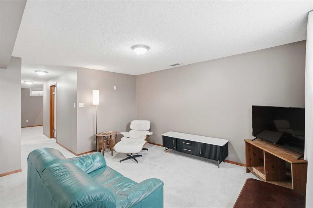 138 Midcrest Crescent Se, Calgary, AB - Indoor