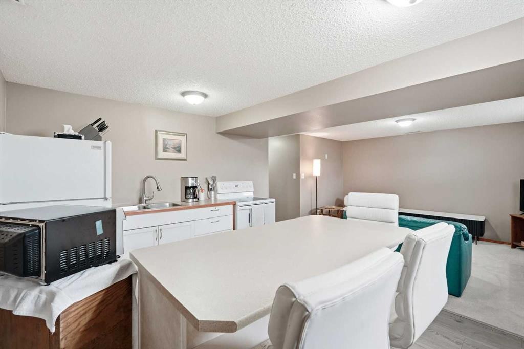 138 Midcrest Crescent Se, Calgary, AB - Indoor Photo Showing Kitchen With Double Sink