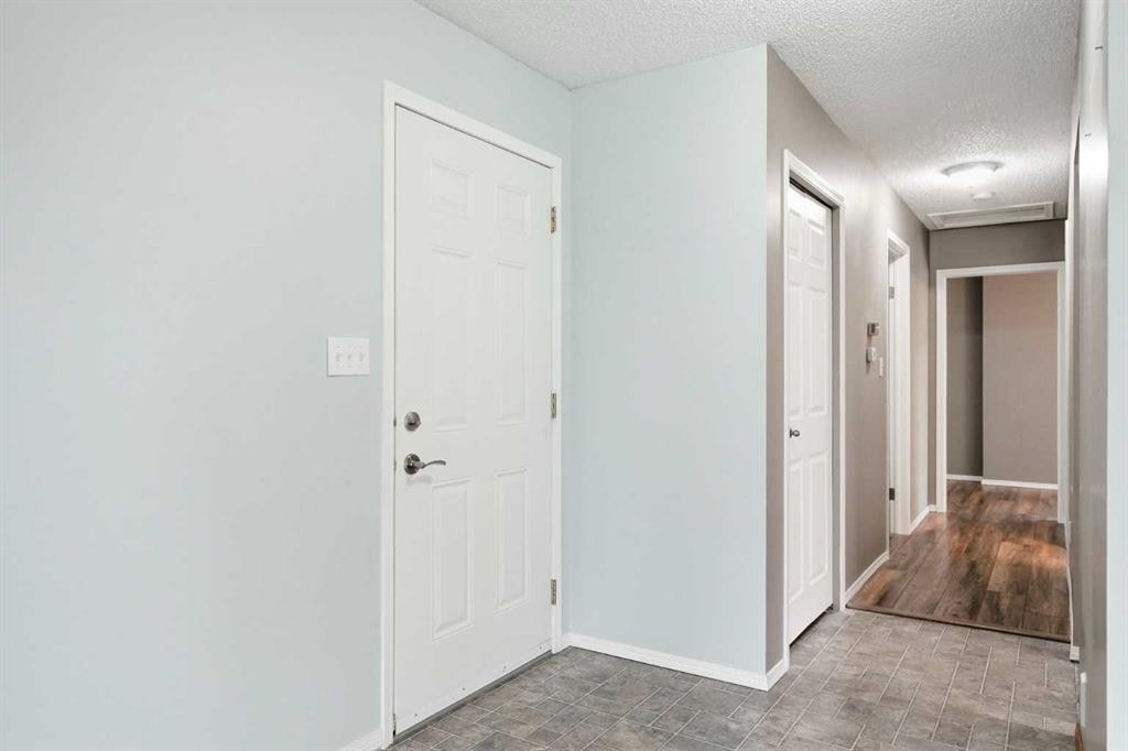 138 Midcrest Crescent Se, Calgary, AB - Indoor Photo Showing Other Room