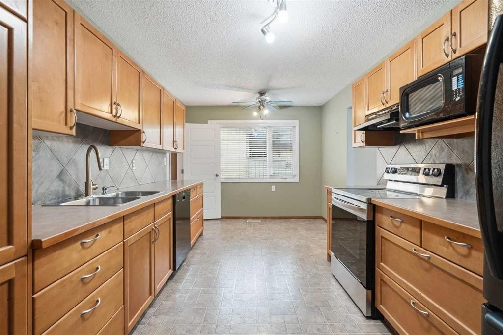 138 Midcrest Crescent Se, Calgary, AB - Indoor Photo Showing Kitchen With Double Sink