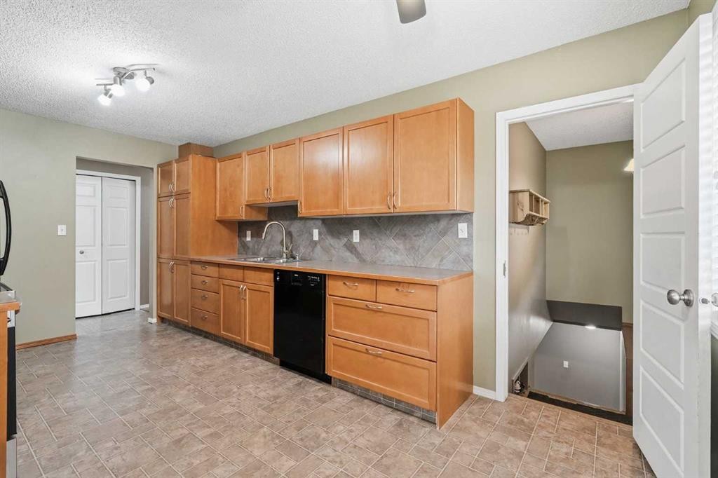 138 Midcrest Crescent Se, Calgary, AB - Indoor Photo Showing Kitchen With Double Sink
