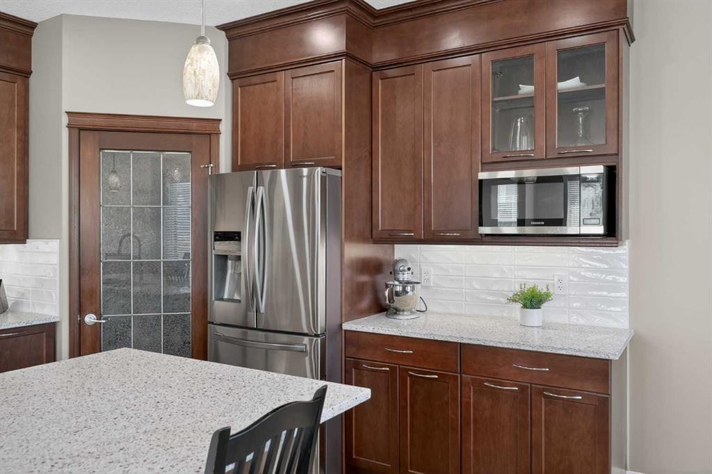 385 Rainbow Falls Way, Chestermere, AB - Indoor Photo Showing Kitchen With Stainless Steel Kitchen With Upgraded Kitchen