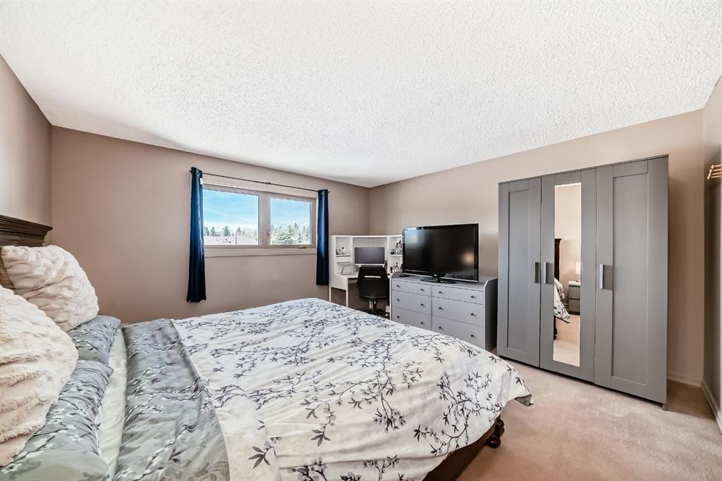 87 Berwick Crescent Nw, Calgary, AB - Indoor Photo Showing Bedroom