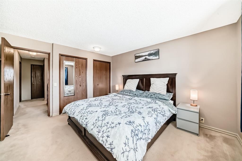 87 Berwick Crescent Nw, Calgary, AB - Indoor Photo Showing Bedroom