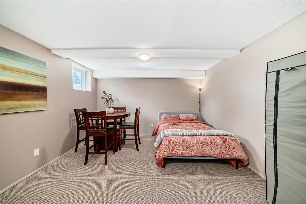 87 Berwick Crescent Nw, Calgary, AB - Indoor Photo Showing Bedroom