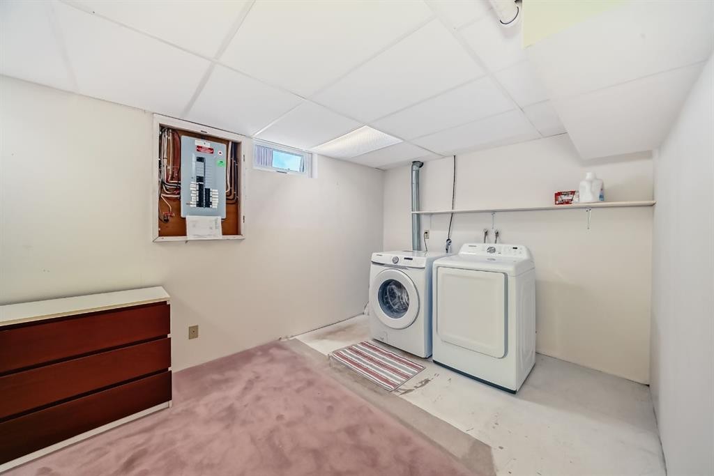 87 Berwick Crescent Nw, Calgary, AB - Indoor Photo Showing Laundry Room