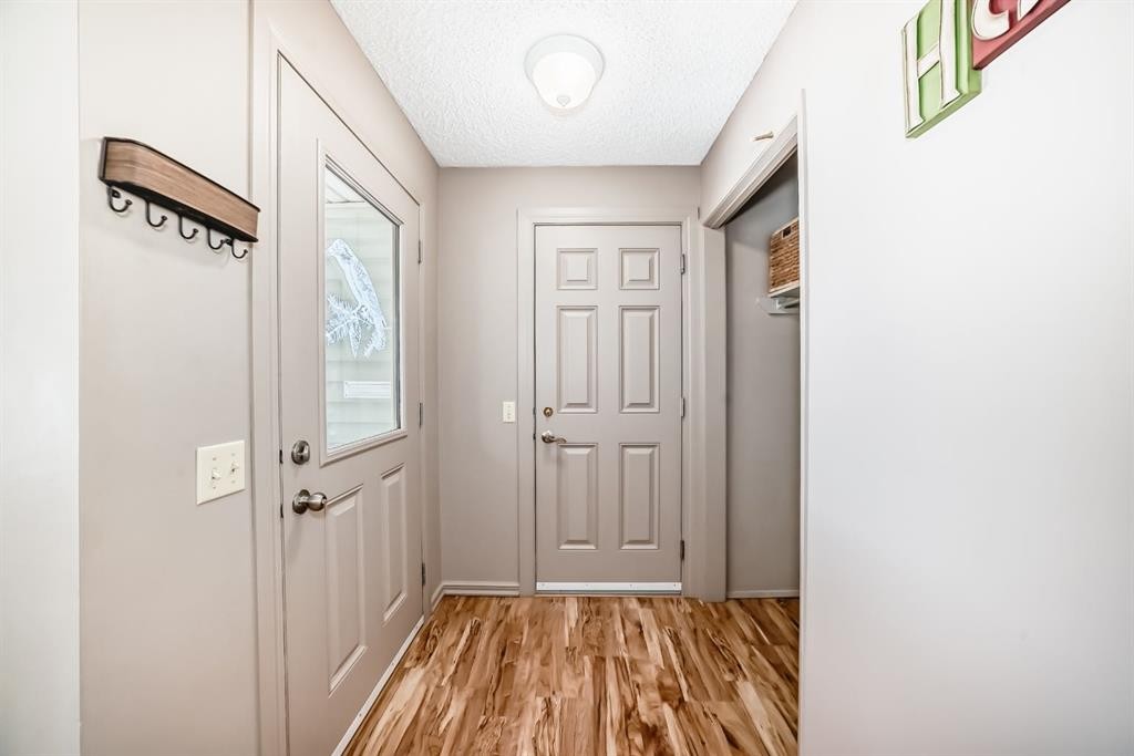 87 Berwick Crescent Nw, Calgary, AB - Indoor Photo Showing Other Room