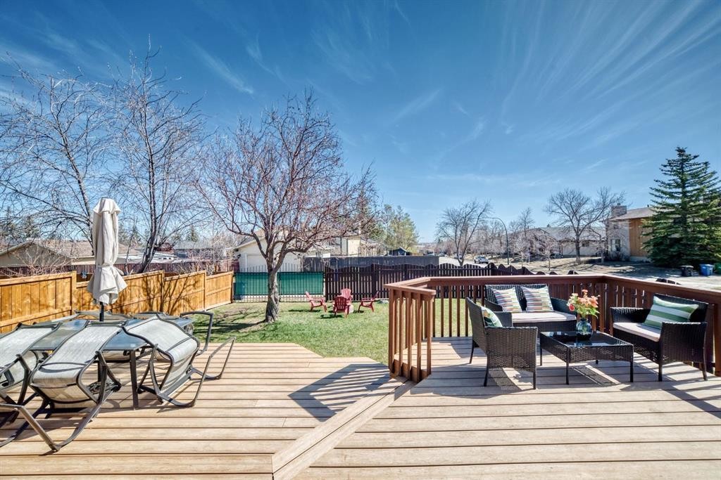 87 Berwick Crescent Nw, Calgary, AB - Outdoor With Deck Patio Veranda