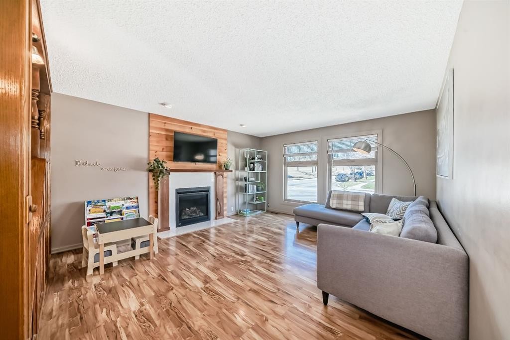 87 Berwick Crescent Nw, Calgary, AB - Indoor Photo Showing Living Room With Fireplace