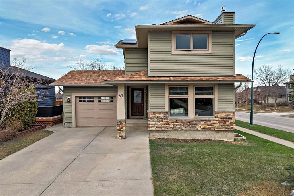 87 Berwick Crescent Nw, Calgary, AB - Outdoor With Facade