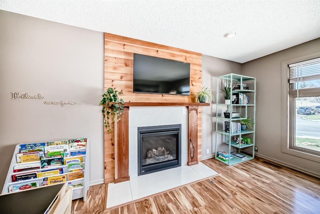 87 Berwick Crescent Nw, Calgary, AB - Indoor Photo Showing Living Room With Fireplace