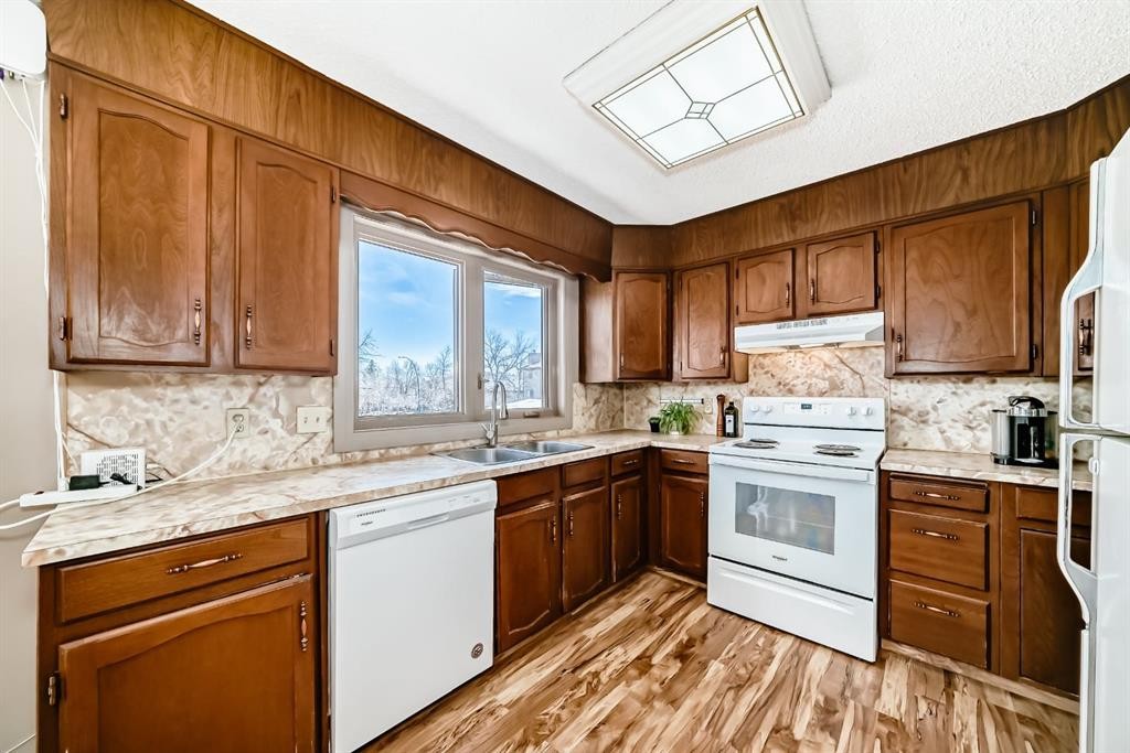87 Berwick Crescent Nw, Calgary, AB - Indoor Photo Showing Kitchen With Double Sink