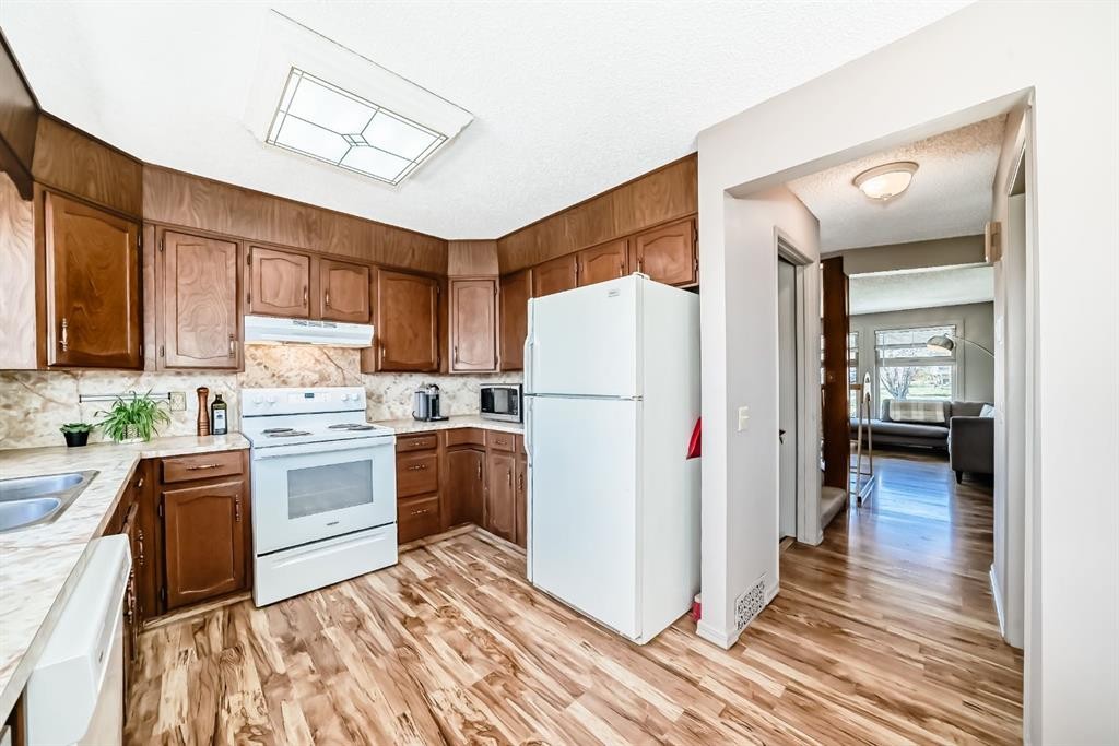 87 Berwick Crescent Nw, Calgary, AB - Indoor Photo Showing Kitchen With Double Sink