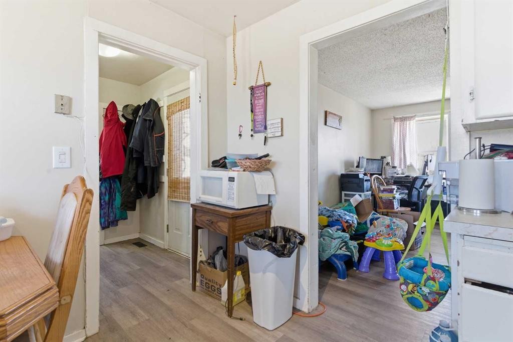 #33-320 7 Avenue Ne, Three Hills, AB - Indoor Photo Showing Other Room