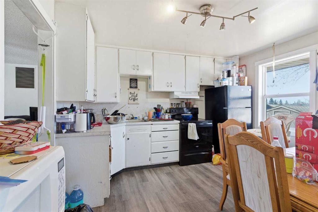 #33-320 7 Avenue Ne, Three Hills, AB - Indoor Photo Showing Kitchen