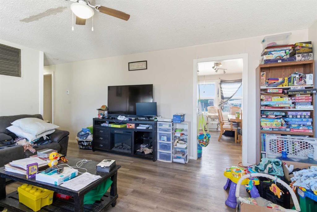 #33-320 7 Avenue Ne, Three Hills, AB - Indoor Photo Showing Living Room