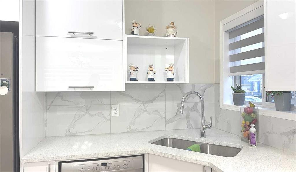 86 Harvest Rose Circle Ne, Calgary, AB - Indoor Photo Showing Kitchen With Double Sink