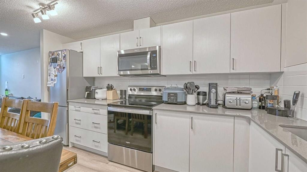 417 Cranbrook Square Se, Calgary, AB - Indoor Photo Showing Kitchen