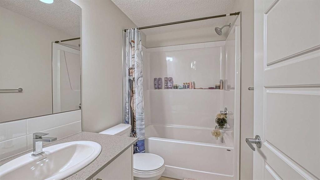 417 Cranbrook Square Se, Calgary, AB - Indoor Photo Showing Bathroom