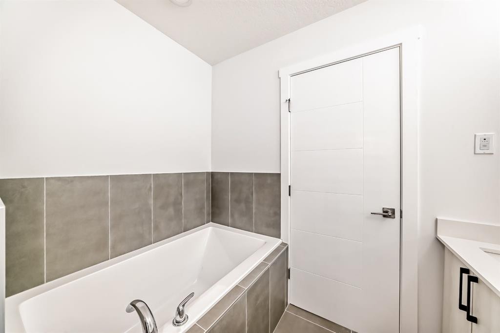 324 Cornerbrook Drive Ne, Calgary, AB - Indoor Photo Showing Bathroom