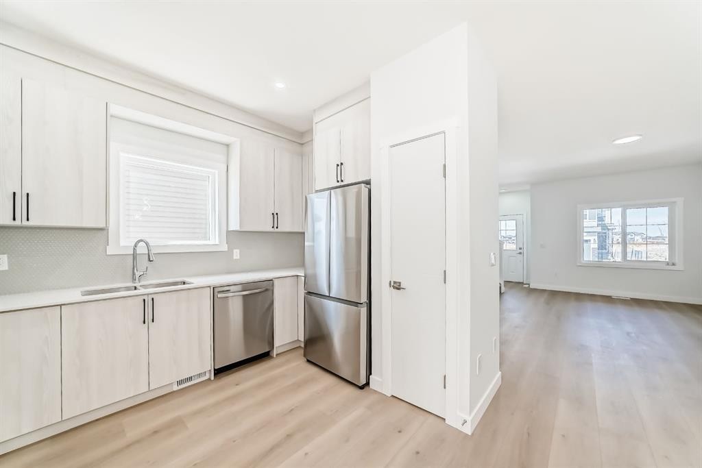 324 Cornerbrook Drive Ne, Calgary, AB - Indoor Photo Showing Kitchen