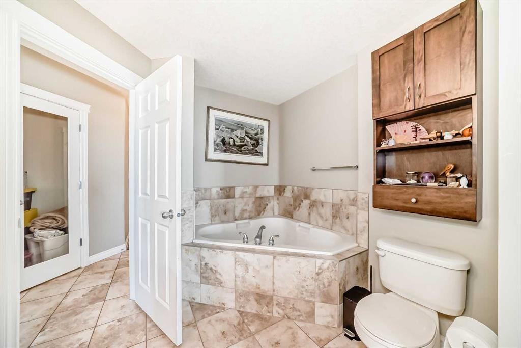 3506-24 Hemlock Crescent Sw, Calgary, AB - Indoor Photo Showing Bathroom